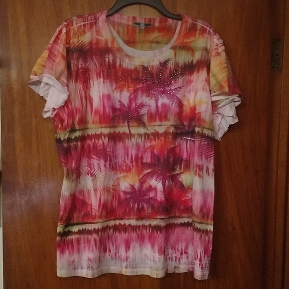 Essentials Tops - ESSENTIALS vibrantly colored tropical print top